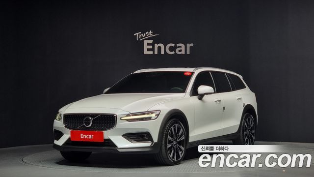 Volvo V60 B5 ULTIMATE AWD 2023 года из Кореи
