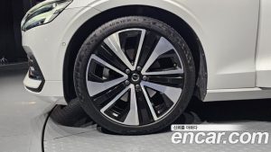 Volvo S60 B5 Ultra Bright 2025 года из Южной Кореи