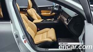 Volvo S60 B5 Ultra Bright 2025 года из Южной Кореи