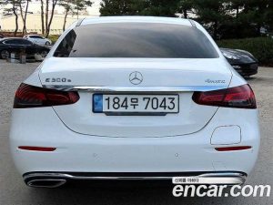 Mercedes-Benz E-Class E300e 4MATIC Exclusive 2023 года из Южной Кореи