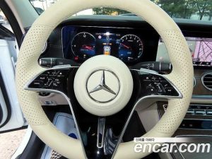 Mercedes-Benz E-Class E300e 4MATIC Exclusive 2023 года из Южной Кореи
