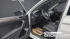 Volkswagen Tiguan 2.0 TSI Prestige 2023 года из Южной Кореи