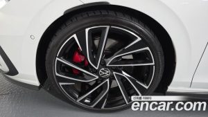 Volkswagen Golf 2.0 GTI 2022 года из Южной Кореи