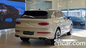 Bentley Bentayga 4.0 V8 EWB Azure 2025 года из Южной Кореи