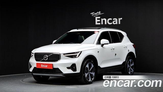 Volvo XC40 B4 Ultra Bright 2025 года из Кореи