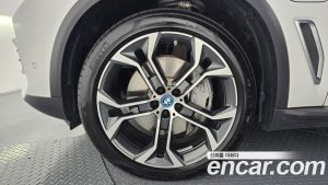 BMW X5 xDrive 45e xLine 2023 года из Южной Кореи