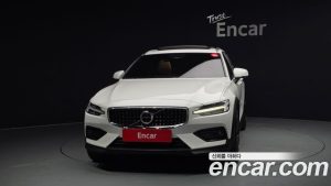 Volvo V60 B5 ULTIMATE AWD 2024 года из Южной Кореи