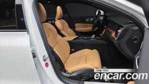 Volvo V60 B5 ULTIMATE AWD 2024 года из Южной Кореи