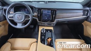Volvo V90 B5 ULTIMATE AWD 2023 года из Южной Кореи