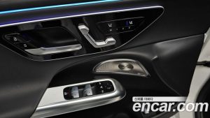 Mercedes-Benz E-Class E300 4MATIC AMG Line 2024 года из Южной Кореи