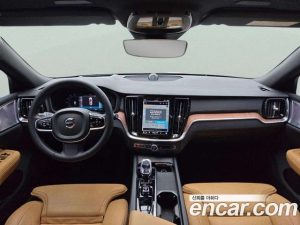 Volvo V60 B5 Ultra AWD 2025 года из Южной Кореи