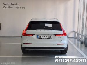 Volvo V60 B5 Ultra AWD 2025 года из Южной Кореи