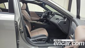 Lexus ES Luxury Plus 2025 года из Южной Кореи