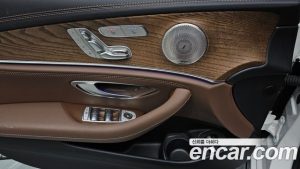 Mercedes-Benz E-Class E300e 4MATIC Exclusive 2023 года из Южной Кореи