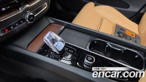 Volvo XC60 B5 Ultra Bright 2025 года из Южной Кореи