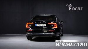 Volvo S60 B5 ULTIMATE Bright 2023 года из Южной Кореи