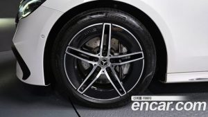 Mercedes-Benz E-Class E300 4MATIC AMG Line 2024 года из Южной Кореи