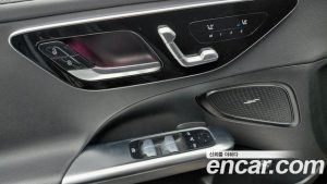 Mercedes-Benz C-Class C300 4MATIC AMG Line 2024 года из Южной Кореи