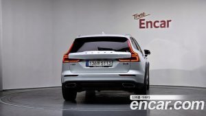 Volvo V60 B5 PRO AWD 2022 года из Южной Кореи