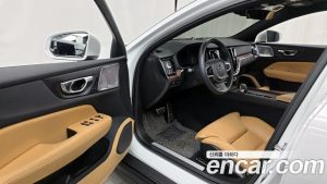 Volvo V60 B5 PRO AWD 2022 года из Южной Кореи