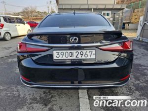Lexus ES Luxury Plus 2023 года из Южной Кореи