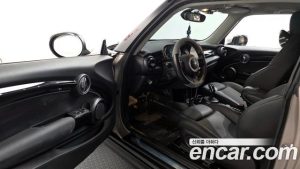 Mini Cooper CLASSIC 2024 года из Южной Кореи