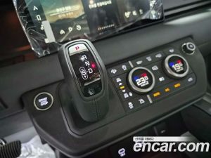 Land Rover Defender 110 P300 X- SE 2024 года из Южной Кореи