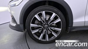 Volvo V60 B5 PRO AWD 2022 года из Южной Кореи