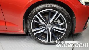 Volvo S60 B5 R- 2022 года из Южной Кореи