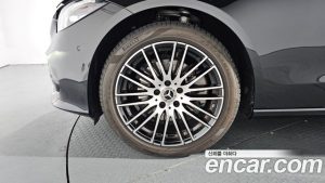 Mercedes-Benz C-Class C200 Avantgarde 2025 года из Южной Кореи