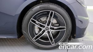 Mercedes-Benz E-Class E300 4MATIC AMG Line 2024 года из Южной Кореи