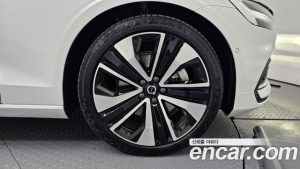 Volvo S60 B5 Ultra Bright 2025 года из Южной Кореи