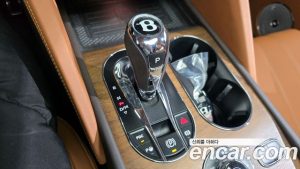 Bentley Bentayga 4.0 V8 Azure 2023 года из Южной Кореи