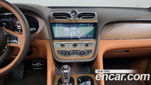 Bentley Bentayga 4.0 V8 Azure 2023 года из Южной Кореи