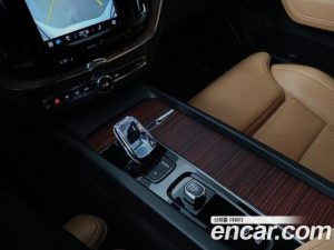 Volvo XC60 B5 ULTIMATE Bright 2023 года из Южной Кореи
