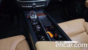 Volvo V60 B5 ULTIMATE AWD 2024 года из Южной Кореи