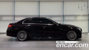 Mercedes-Benz C-Class C300 4MATIC AMG Line 2024 года из Южной Кореи