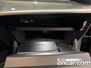 Mercedes-Benz C-Class C300 4MATIC AMG Line 2024 года из Южной Кореи