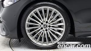 Mercedes-Benz C-Class C300 4MATIC AMG Line 2024 года из Южной Кореи