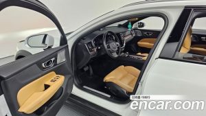 Volvo V60 B5 PRO AWD 2022 года из Южной Кореи