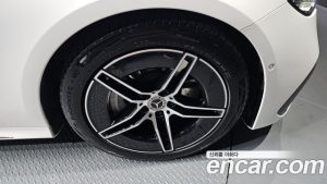 Mercedes-Benz E-Class E300 4MATIC AMG Line 2025 года из Южной Кореи
