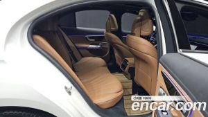 Mercedes-Benz E-Class E300 4MATIC AMG Line 2025 года из Южной Кореи
