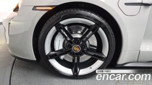 Porsche Taycan GTS 2023 года из Южной Кореи