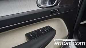 Volvo XC40 B4 Ultra Bright 2025 года из Южной Кореи