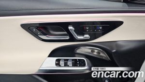 Mercedes-Benz E-Class E300 4MATIC AMG Line 2024 года из Южной Кореи