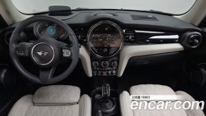 Mini Cooper CLASSIC COMFORT PACK 2023 года из Южной Кореи