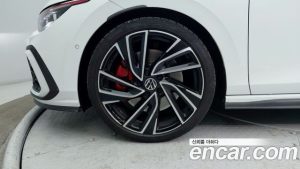 Volkswagen Golf 2.0 GTI 2024 года из Южной Кореи