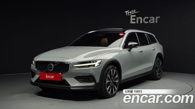 Volvo V60 B5 ULTIMATE AWD 2024 года из Кореи