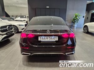 Mercedes-Benz E-Class E300 4MATIC AMG Line 2025 года из Южной Кореи
