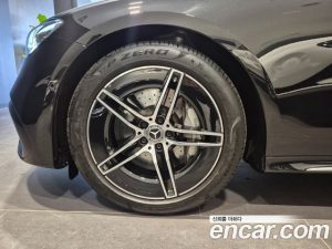 Mercedes-Benz E-Class E300 4MATIC AMG Line 2025 года из Южной Кореи